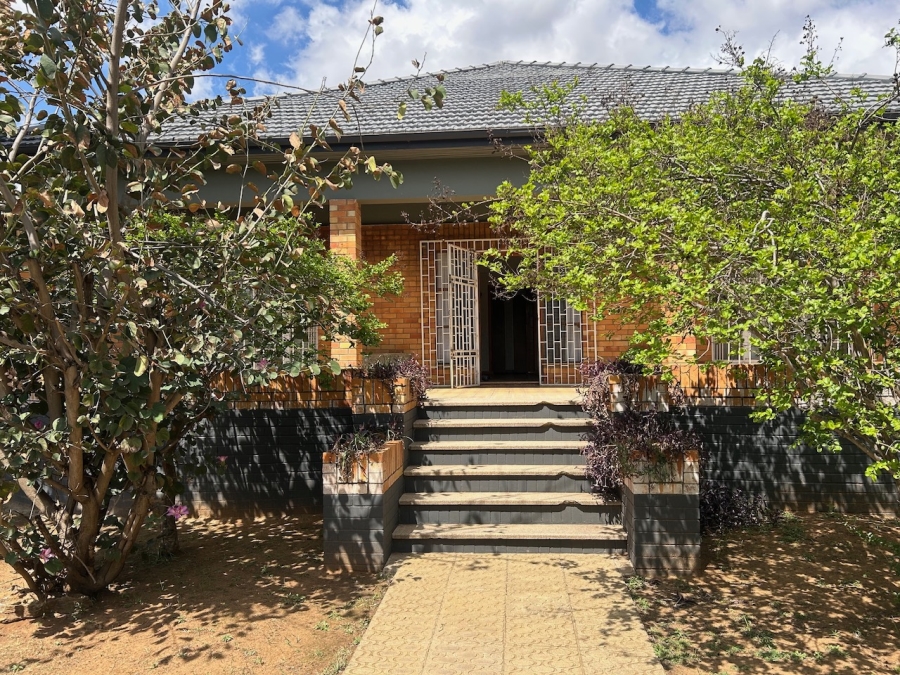 4 Bedroom Property for Sale in Viljoenskroon Free State